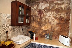 Réfrigérateur, micro-ondes, plaque de cuisson, cafetière/bouilloire