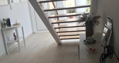 Chambre dans une maison neuve dans la zone centrale du village