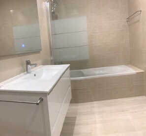 Combined shower/bathtub, hair dryer, bidet, towels