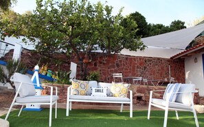 Terrace/patio - Room in a new house in the central area of the village (São Bartolomeu de Messines)