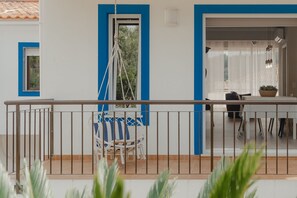 Outdoor dining - House in the old part of the village with large terrace with panoramic views (São Bartolomeu de Messines)