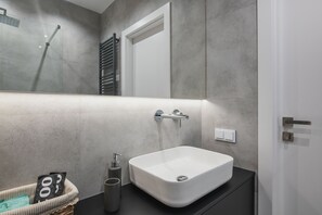 Exclusive Apartment (Grzybowska 84) | Bathroom | Shower, rainfall showerhead, hair dryer, towels