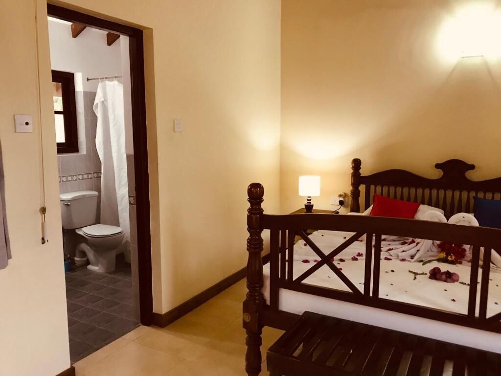 Ayrı ayrı dekore edilmiş, ayrı ayrı döşenmiş, ütü/ütü masası 