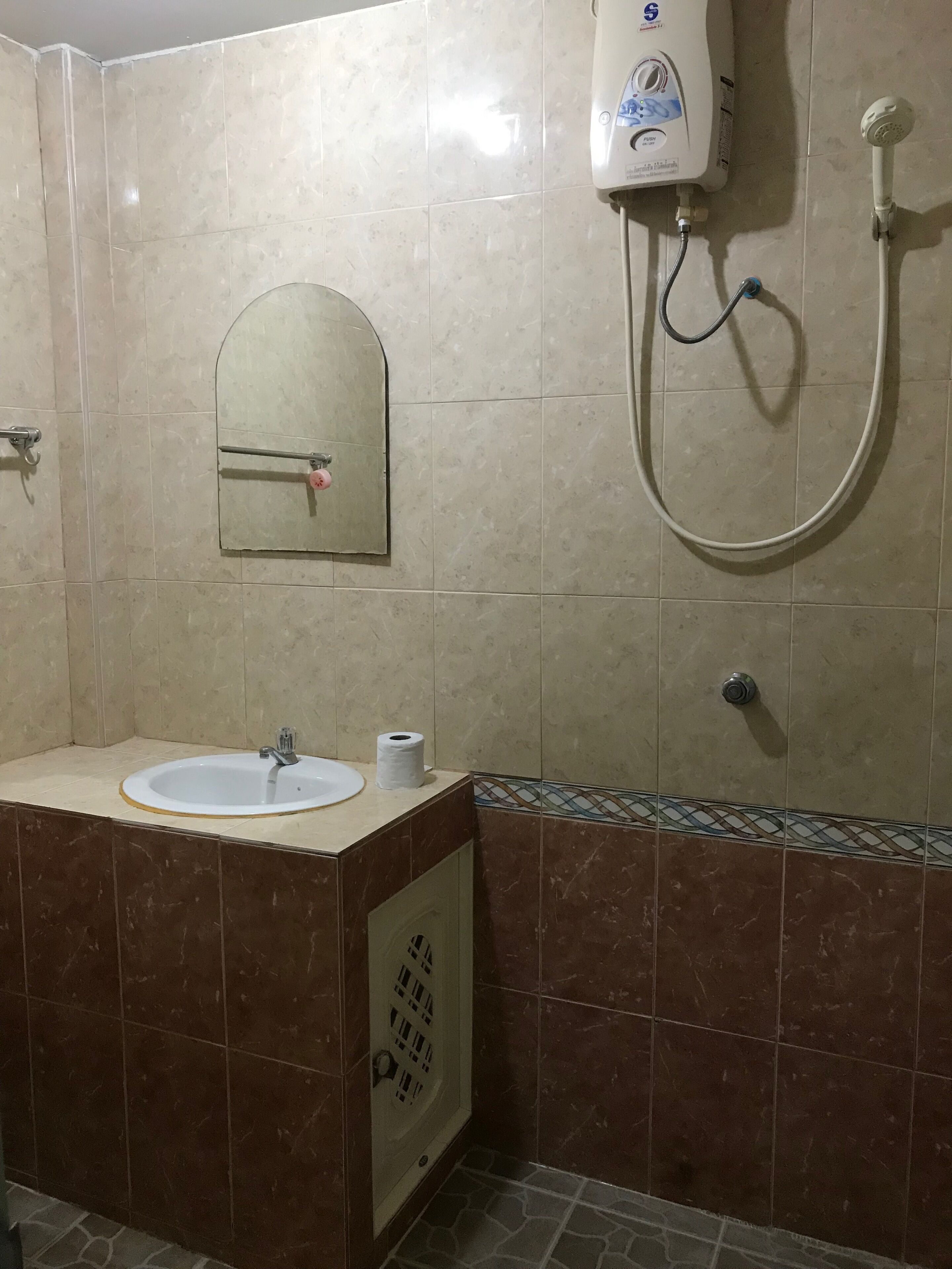 Quarto standard | Banheiro | Toalhas de banho, sabonete, papel higiênico 