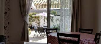 Spacious 2 bed bungalow. Lovely Vacation Home in a quieter area of Blackpool .