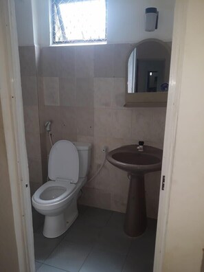 Shower, free toiletries, towels - Oasis Inn (Negombo)