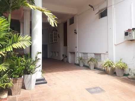 Pintu masuk properti