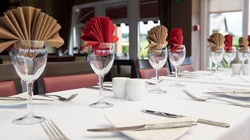 Petit déjeuner complet (7.50 GBP par personne)