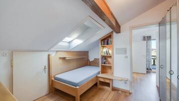 3 slaapkamers, een bureau, een strijkplank/strijkijzer, reisbedje
