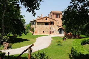 Front of property - Agriturismo Chieteno (Cetona)