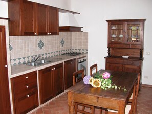 Refrigerador, horno, parrilla de estufa y tetera eléctrica 