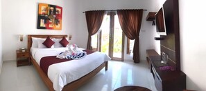 华丽客房, 1 间卧室, 泳池景观 | 客房内保险箱、办公桌、笔记本电脑工作区、隔音