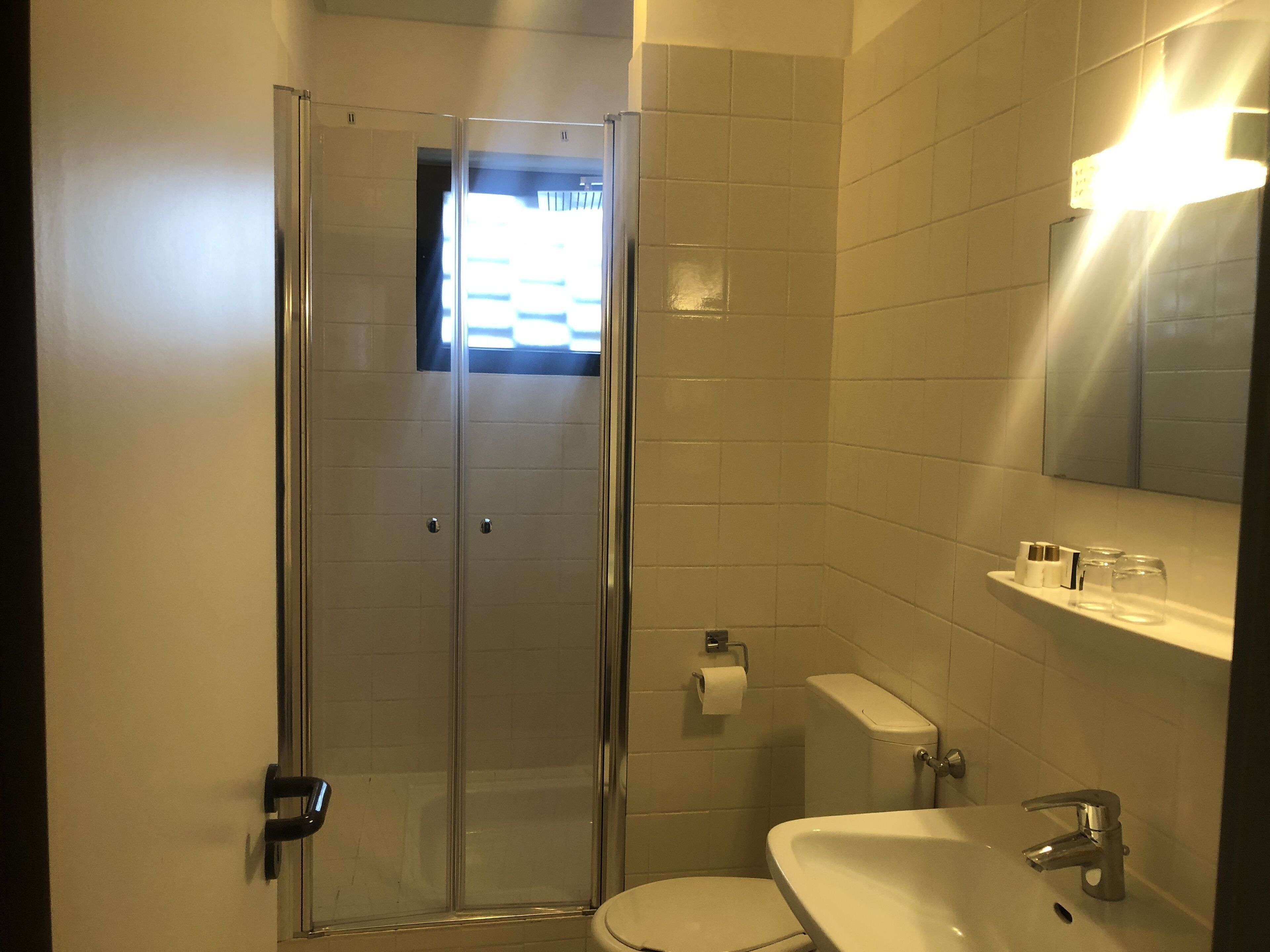 Baño | Regadera, regadera tipo lluvia, secadora de cabello, toallas 