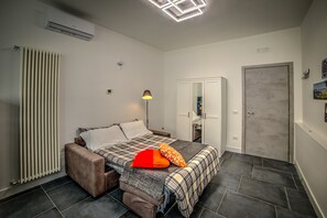 Double Room, Private Bathroom (External) | Blackout drapes, iron/ironing board, free WiFi, bed sheets - VediNapoli (Naples)