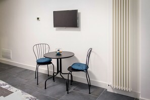 Habitación con 1 cama matrimonial o 2 individuales, baño en la habitación | Televisión