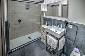 Double Room, Private Bathroom (External) | Bathroom | Shower, hair dryer, towels - VediNapoli (Naples)