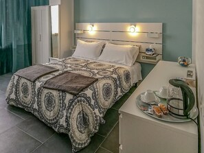 Kahden hengen huone (yksi tai kaksi sänkyä), kylpyhuone makuuhuoneen yhteydessä | Pimennysverhot, silitysrauta/-lauta, ilmainen Wi-Fi, vuodevaatteet