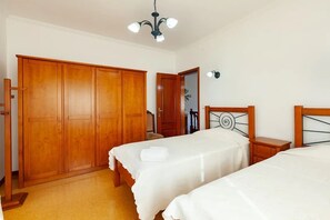 4 habitaciones, tabla de planchar con plancha, wifi y ropa de cama 
