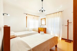 4 bedrooms, iron/ironing board, WiFi, bed sheets