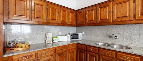 雪櫃、微波爐、焗爐、爐具