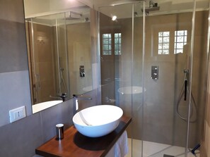 Haartrockner, Bidet, Handtücher, Seife