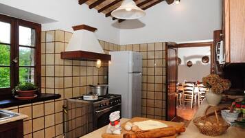 Placa de cuina, bullidora elèctrica i trona