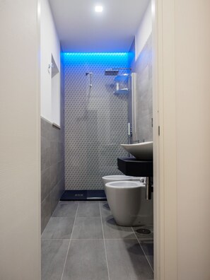 Douche, sèche-cheveux, bidet, serviettes fournies