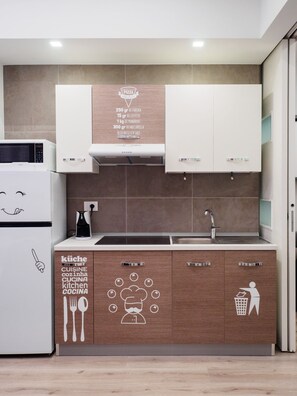 Kühlschrank, Mikrowelle, Herdplatte, Wasserkocher mit Kaffee-/Teezubehör