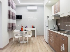 Kühlschrank, Mikrowelle, Herdplatte, Wasserkocher mit Kaffee-/Teezubehör