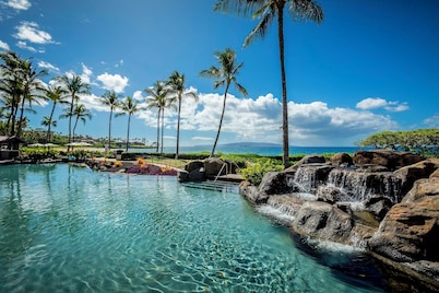 Beachfront penthouse w/ direct beach access and pool