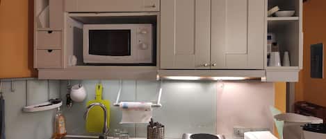 Kühlschrank, Wasserkocher mit Kaffee-/Teezubehör, Wasserkocher