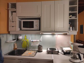 Réfrigérateur, cafetière/bouilloire, bouilloire électrique, plancha