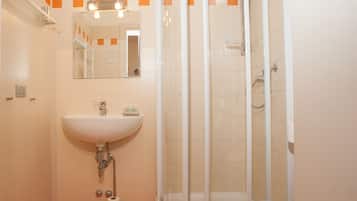 Appartement Classique | Salle de bain | Douche, douche à « effet pluie », articles de toilette gratuits