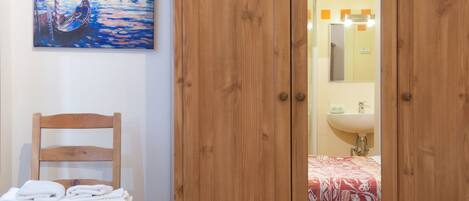 Double Room | Desk, laptop workspace, free WiFi, bed sheets