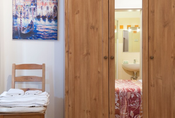 Chambre Double | Bureau, espace de travail pour ordinateur portable, Wi-Fi gratuit