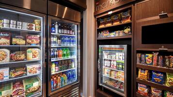 Mostradores refrigerados con una variedad de alimentos y bebidas.
