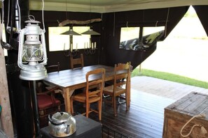 In-room dining - Domaine Bonneblond - Tentes Glamping (Saint-Désiré)