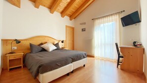 Chambre Double Confort | Literie de qualité supérieure, couette en duvet d'oie, bureau