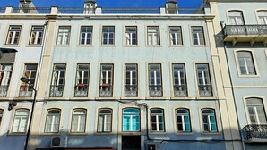 A multi-story building with a restaurant named 'O Degrau' on the ground floor. - C&O Guest House Alcântara-Lisbon (Lisbon)