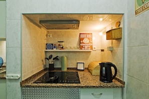 Refrigerador, microondas, placa de cocina, utensilios de cocina