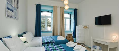 Deluxe Quadruple Room with private toilet | Con stile personalizzato, con arredamento individuale, una scrivania