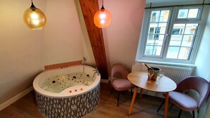 Suite Deluks, hot tub, pemandangan kota (2nd Floor) | Kamar mandi