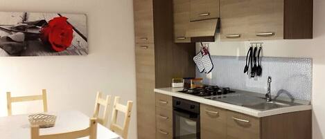 Réfrigérateur, four, plaque de cuisson