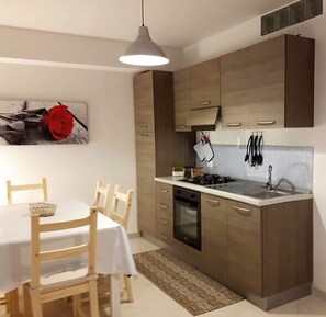 Réfrigérateur, four, plaque de cuisson