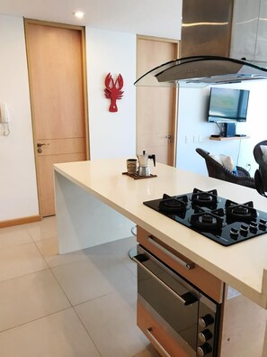 Réfrigérateur, micro-ondes, four, plaque de cuisson