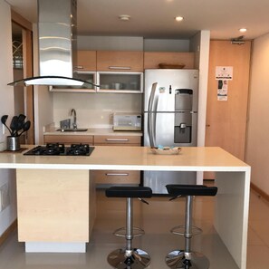 ثلاجة، ميكروويف، فرن، موقد طهي مسطح