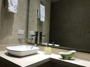 Shower, hair dryer, towels, soap - nice apt. near to beach and Zazue mall. Latana (Santa Marta)