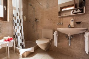 Baignoire, sèche-cheveux, serviettes fournies, savon