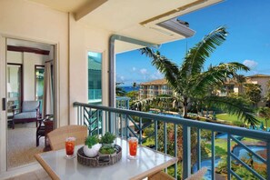 Outdoor dining - Waipouli Beach Resort C402 Top Floor 2 Bedroom Ocean & Pool View Suite with AC! (Kapaa)