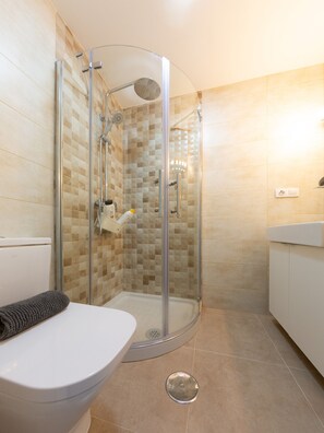 Shower, hair dryer, towels - GAVIOTA Family Home free parking by Cadiz4Rentals (Cádiz)